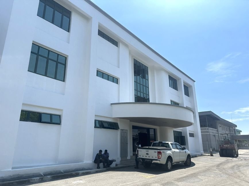 This detached factory for rent in Klang is strategically located with easy access to Port Klang, making it an excellent choice for logistics, warehousing, manufacturing, and distribution businesses. The property features an eaves height of up to 30 feet, providing ample vertical storage capacity and efficient operational space. Equipped with a 300 Amp power supply, the factory supports a variety of industrial activities. The property also includes a 3-storey office building, offering comfortable administrative space alongside the warehouse operations. For enhanced loading efficiency, the factory is fitted with 4 dock leveller loading bays, ensuring smooth cargo handling. A fire sprinkler system is installed throughout the premises, providing added safety and compliance for industrial use. Key Features: Detached factory in Klang Easy access to Port Klang and major highways Eaves height up to 30 feet 300 Amp power supply 3-storey office building 4 dock leveller loading bays Fire sprinkler system Ideal for warehousing, logistics, manufacturing, and distribution