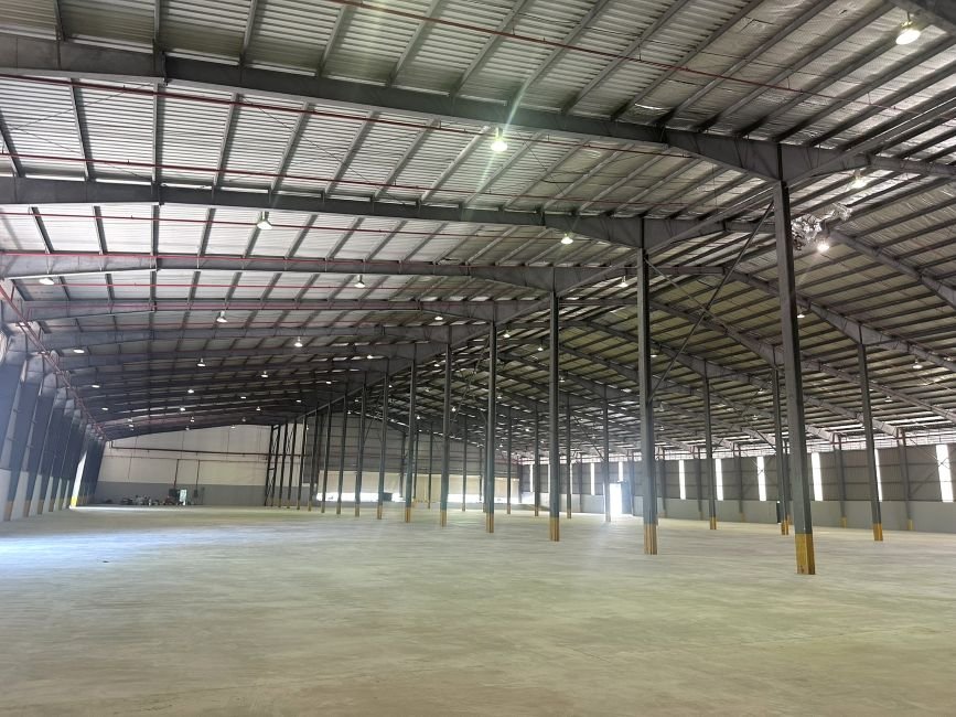 This detached factory for rent in Klang is strategically located with easy access to Port Klang, making it an excellent choice for logistics, warehousing, manufacturing, and distribution businesses. The property features an eaves height of up to 30 feet, providing ample vertical storage capacity and efficient operational space. Equipped with a 300 Amp power supply, the factory supports a variety of industrial activities. The property also includes a 3-storey office building, offering comfortable administrative space alongside the warehouse operations. For enhanced loading efficiency, the factory is fitted with 4 dock leveller loading bays, ensuring smooth cargo handling. A fire sprinkler system is installed throughout the premises, providing added safety and compliance for industrial use. Key Features: Detached factory in Klang Easy access to Port Klang and major highways Eaves height up to 30 feet 300 Amp power supply 3-storey office building 4 dock leveller loading bays Fire sprinkler system Ideal for warehousing, logistics, manufacturing, and distribution