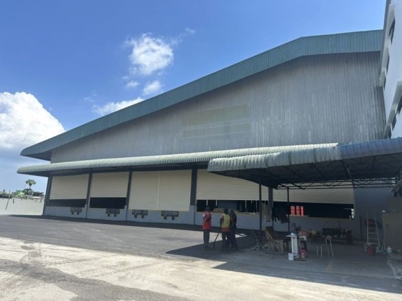 This detached factory for rent in Klang is strategically located with easy access to Port Klang, making it an excellent choice for logistics, warehousing, manufacturing, and distribution businesses. The property features an eaves height of up to 30 feet, providing ample vertical storage capacity and efficient operational space. Equipped with a 300 Amp power supply, the factory supports a variety of industrial activities. The property also includes a 3-storey office building, offering comfortable administrative space alongside the warehouse operations. For enhanced loading efficiency, the factory is fitted with 4 dock leveller loading bays, ensuring smooth cargo handling. A fire sprinkler system is installed throughout the premises, providing added safety and compliance for industrial use. Key Features: Detached factory in Klang Easy access to Port Klang and major highways Eaves height up to 30 feet 300 Amp power supply 3-storey office building 4 dock leveller loading bays Fire sprinkler system Ideal for warehousing, logistics, manufacturing, and distribution