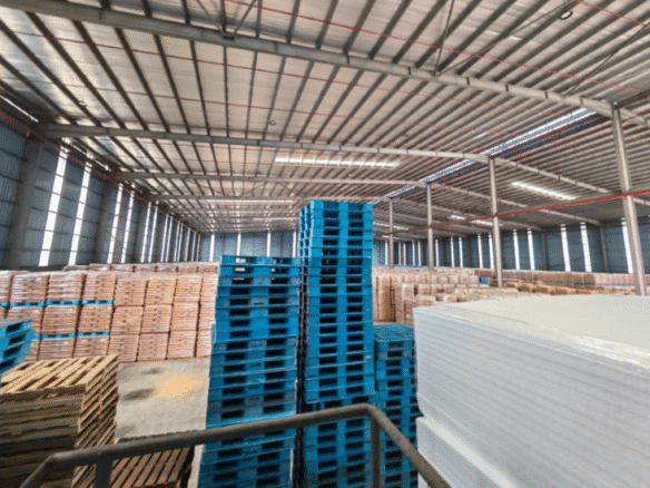 Warehouse with Elevated Loading Bays for Rent in Pulau Indah