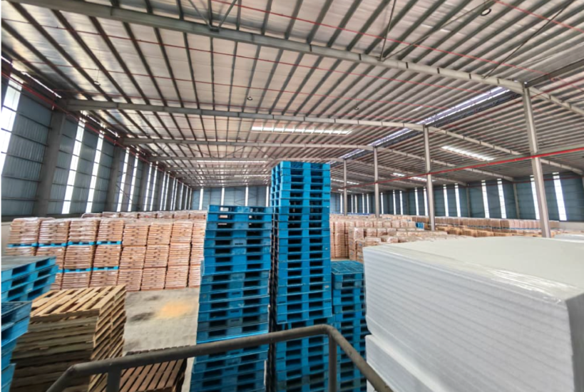 Warehouse with Elevated Loading Bays for Rent in Pulau Indah