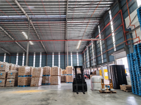 Warehouse with Elevated Loading Bays for Rent in Pulau Indah